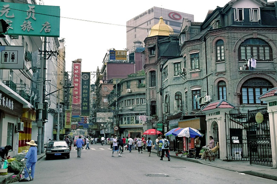 乍浦路美食街位于苏州河北,紧邻市级商业街四川北路.