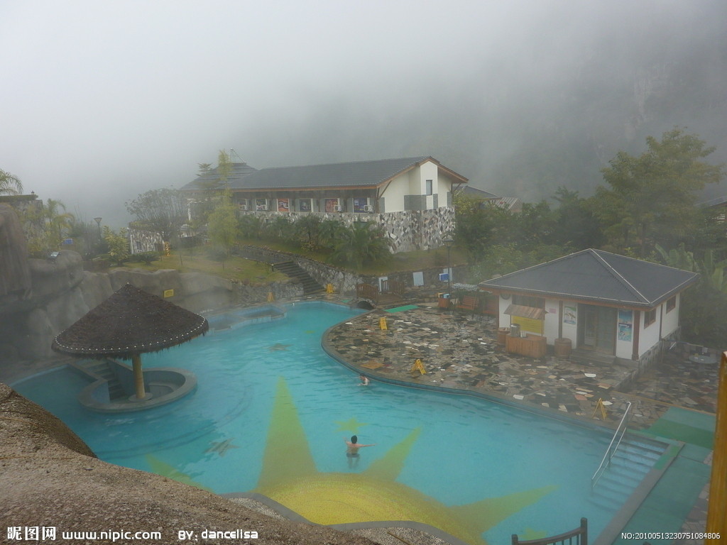 从化温泉:温泉从流溪河底涌出,有泉眼十多处,分布在流溪河两岸.